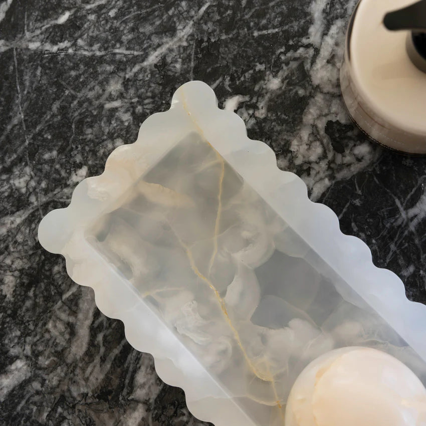 Palazzo Scalloped Bar - White Onyx