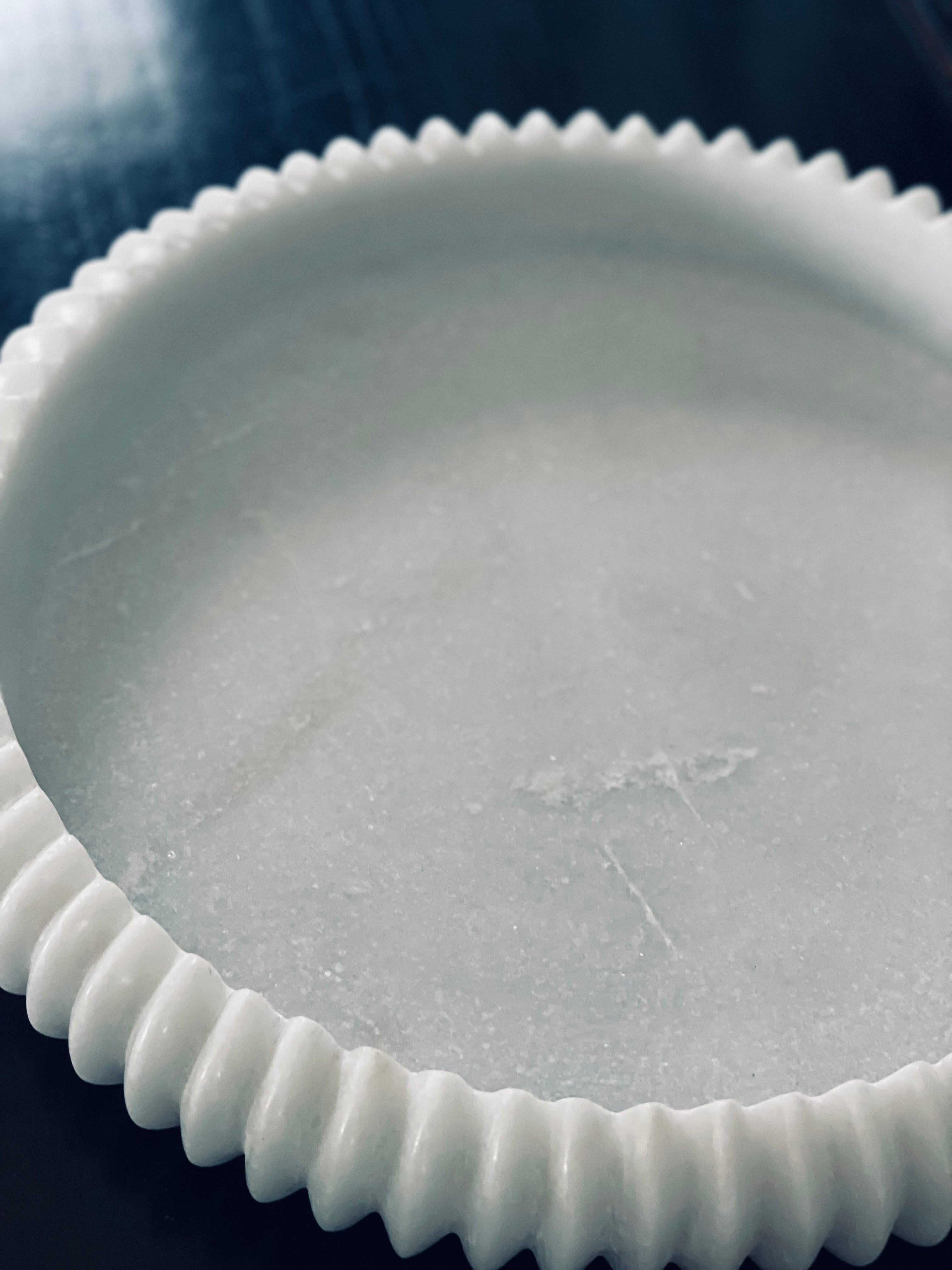 White Lining Round Marble Tray