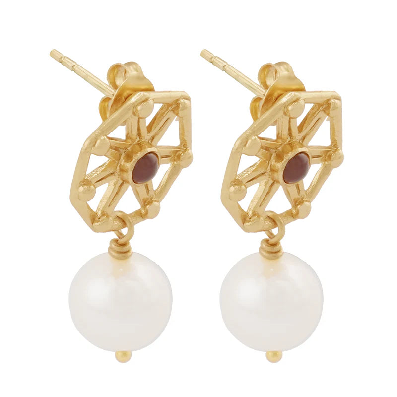 Carro Earrings with Garnet and Pearl